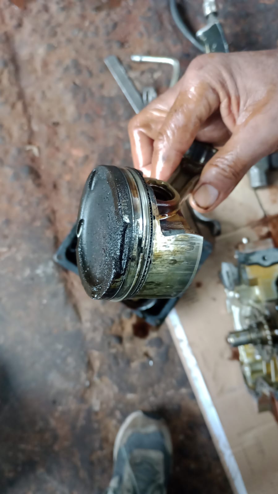 Pistão que o mecânico mostrou