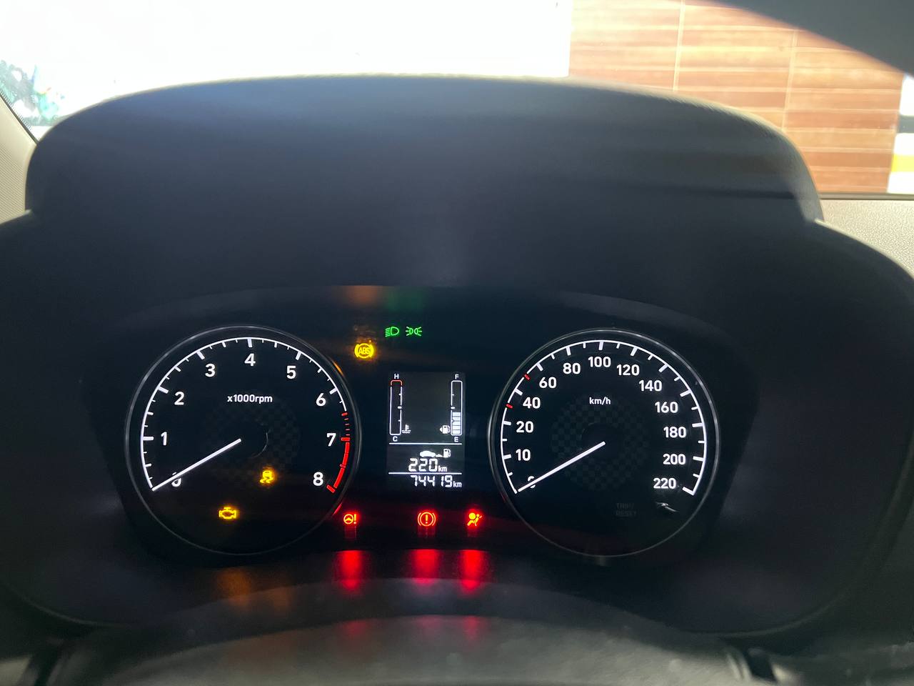 Carro em funcionamento com o painel todo aceso, e temperatura zerada