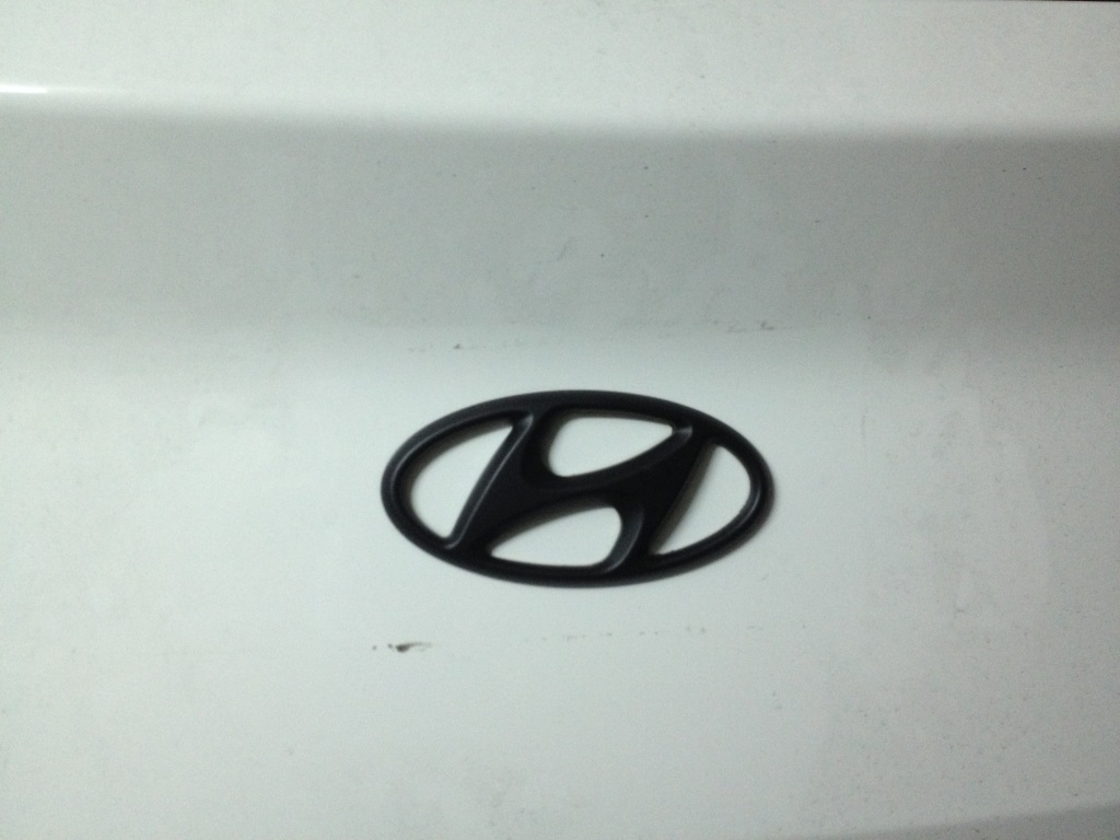 Emblema Hyundai, logo após a retirada do excesso, externo ao símbolo e interno