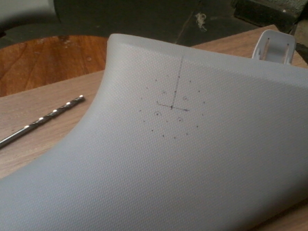 Marques 25 pontos mas resolvi furar só 13. Utilizei broca 3 mm.