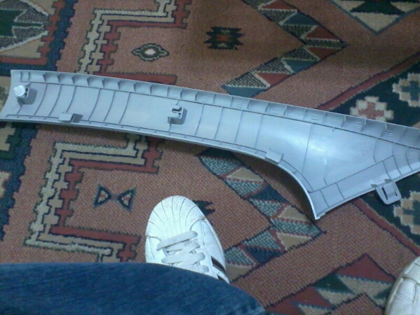 Tirar os acabamentos é fácil. Após desencaixar uma parte da borracha da porta, verão os 02 pinos de plástico que fixam na lata. É bom ajudar com uma chave de fenda para não quebrar os pinos.