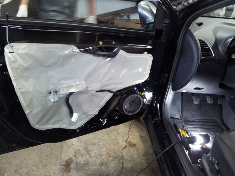 Na porta existem 2 parafusos: 1 no puxador da porta(dentro) e outro onde destrava a porta. O restante são presilhas.