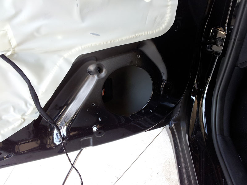 Após retirado o falante, reparem que o espaço cabe um falante de 6 polegadas, porém, é necessário uma moldura/adaptador de 6 polegadas para 6 polegadas.