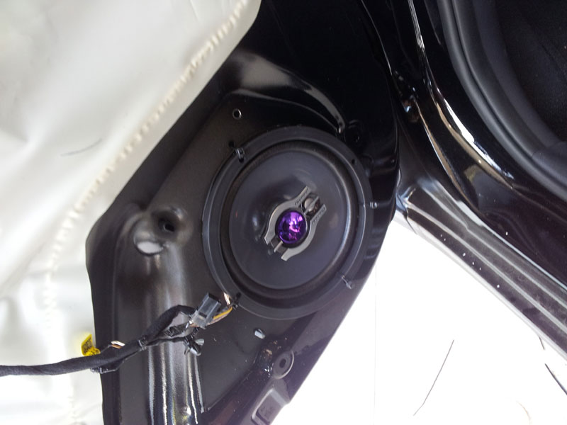 Detalhe de como fica com os falantes Pionner