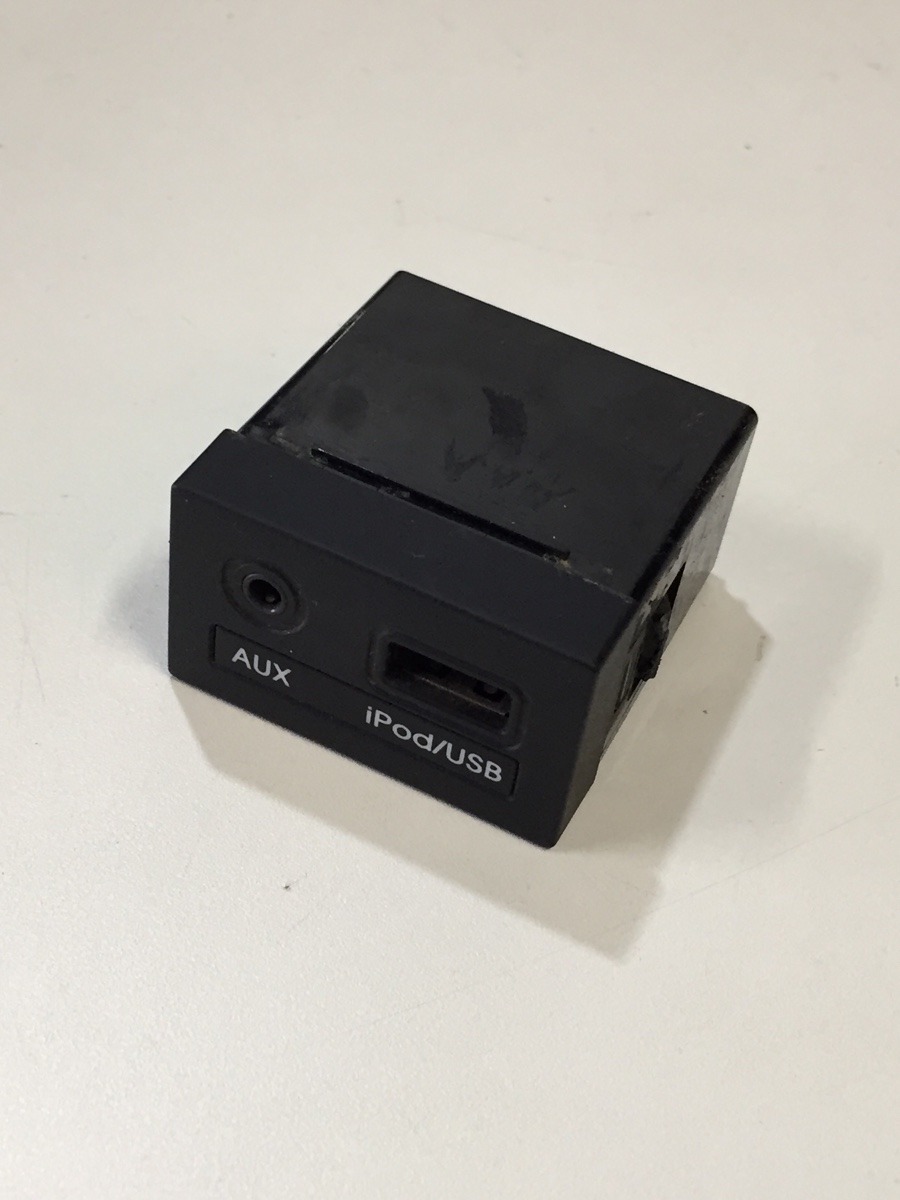 entrada-usb-aux-hyundai-veloster-2012-original-363401-MLB20307587228_052015-F.jpg