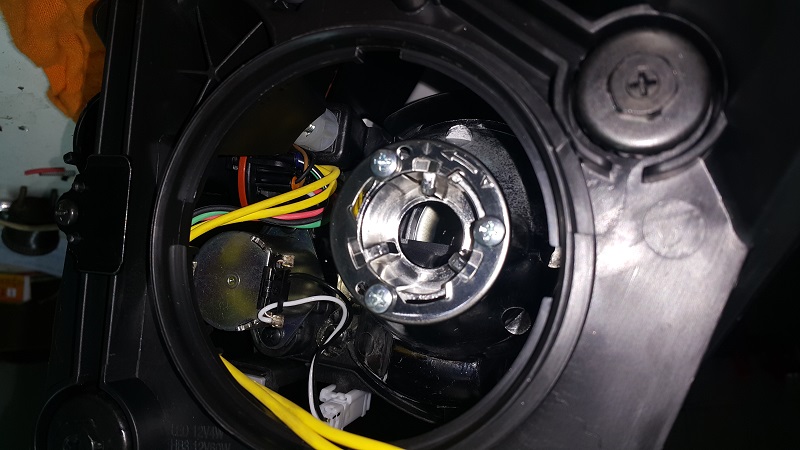 Nessa foto dá pra ver o motor que levanta a cortina, que separa o alto do baixo.