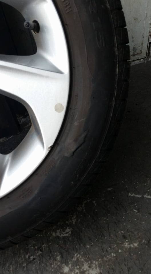 Pneu Pirelli Aro 15 185/60R15 88H P1 Rasgado devido a um buraco.