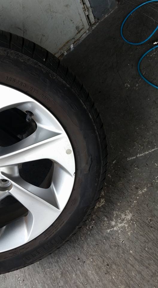 Pneu Pirelli Aro 15 185/60R15 88H P1 furado