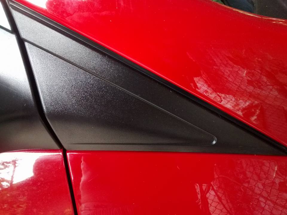 Depois da primeira mão ja melhorou bastante! Reparem no cantinho onde ainda ficou um pouco branco! Antes essa peça estava totalmente esbranquiçada, ridiculo!